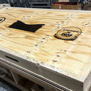 Laser: logo gebrand in transportkist